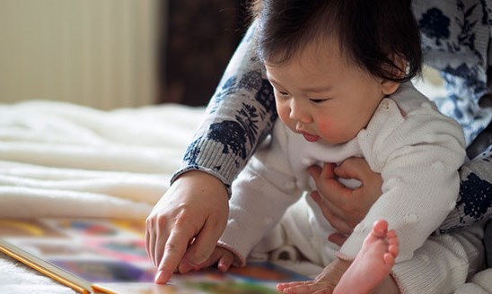 Mẹo đọc sách cho những bé chỉ thích vận động, không chịu ngồi yên